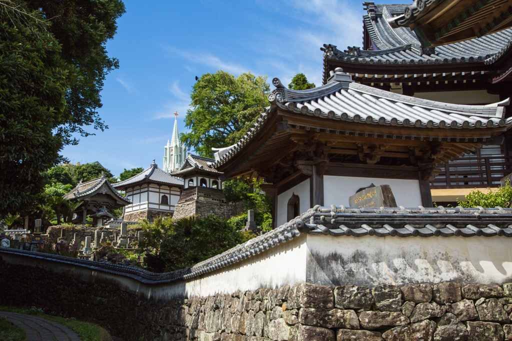 寺院と教会の見える風景