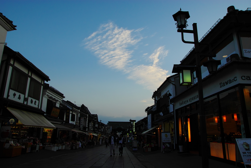 門前の夕暮れ