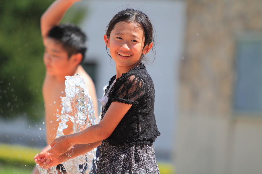 恐る恐る水遊び
