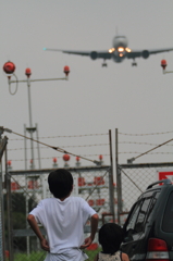 見上げる飛行機