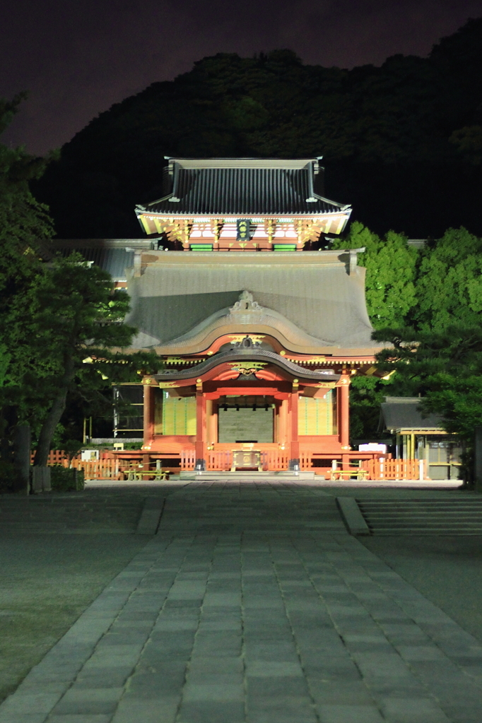 夜の鶴岡八幡宮