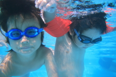 従兄弟で水遊び