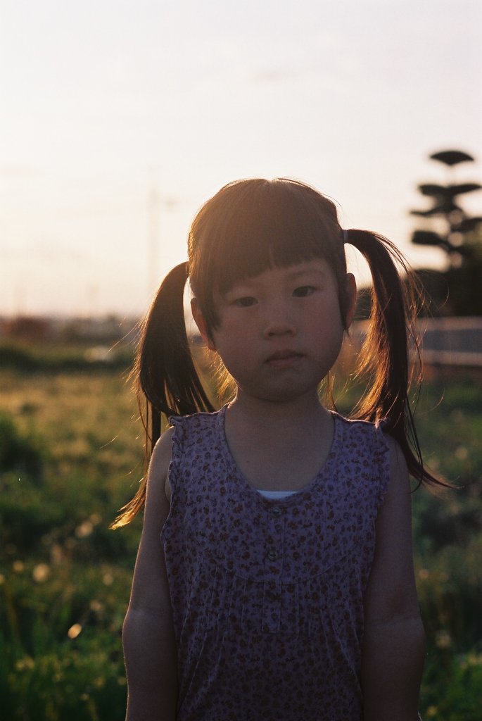 夕日を浴びたツインテール子