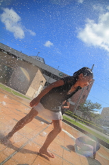 青空の下 元気に水遊び