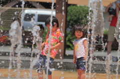 公園の噴水で、水遊び。