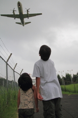 見上げる飛行機