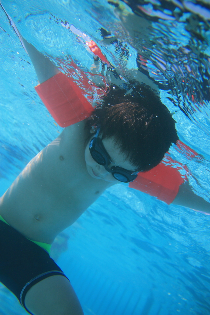 浮き輪が邪魔で、潜れない