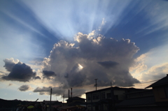 夏の雲の後光