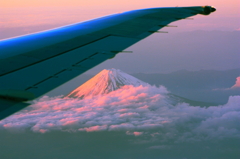 飛行機から見た朱に染まる富士