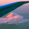 飛行機から見た朱に染まる富士