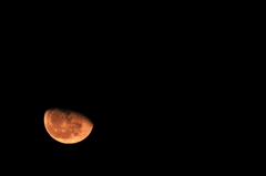 赤く輝く妖しい月