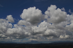 青い空に白い雲、そして恥かしがり屋の桜島