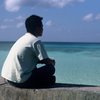 海を見つめる