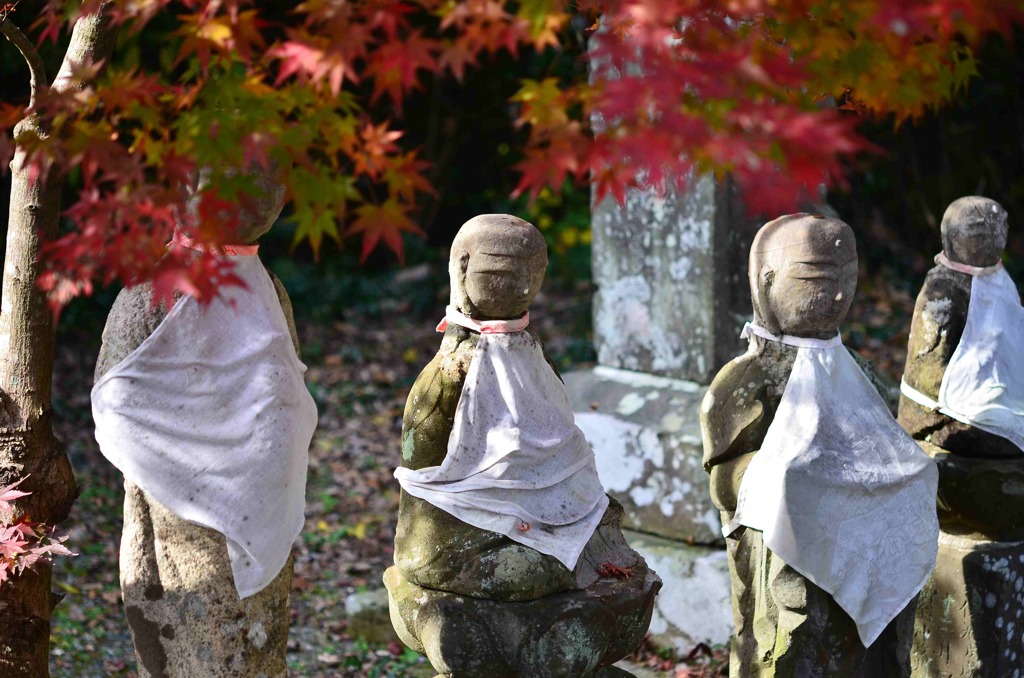 地蔵さまと紅葉