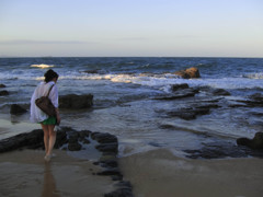 妻、夕方の海岸