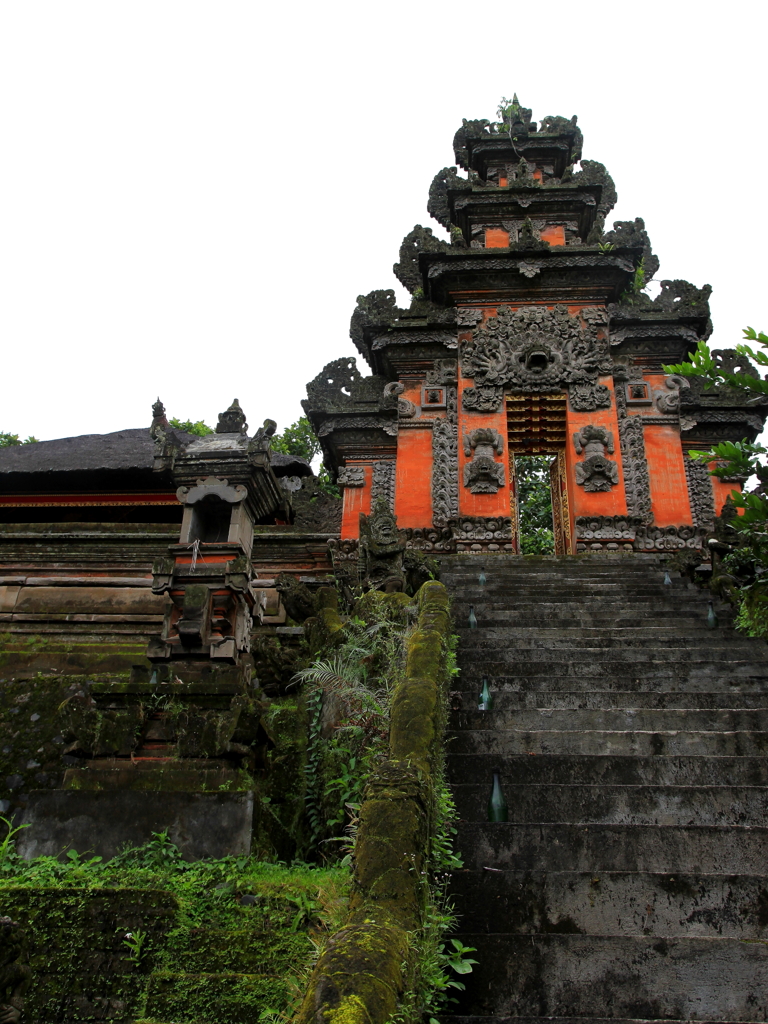 山にそびえる　お寺