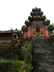 山にそびえる　お寺