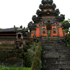 山にそびえる　お寺