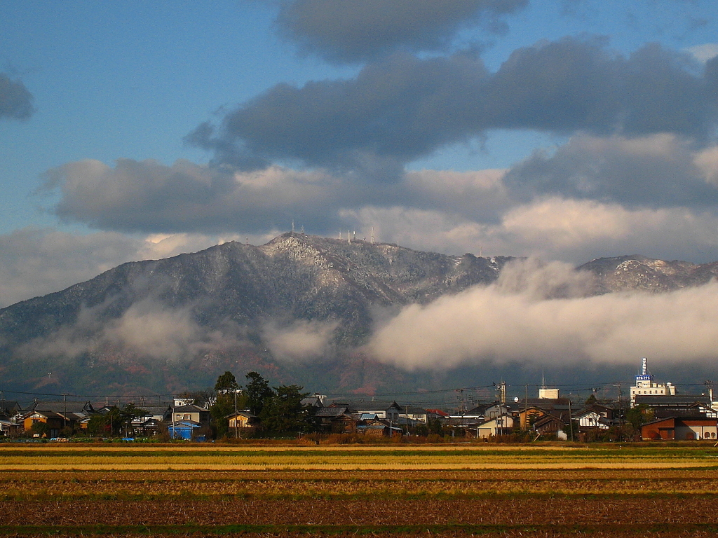 弥彦山の初雪