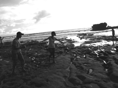 タナロット海岸で遊ぶ　 Tanah Lot