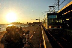 夕陽に染まる鎌高前