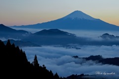 流れる雲と霊峰