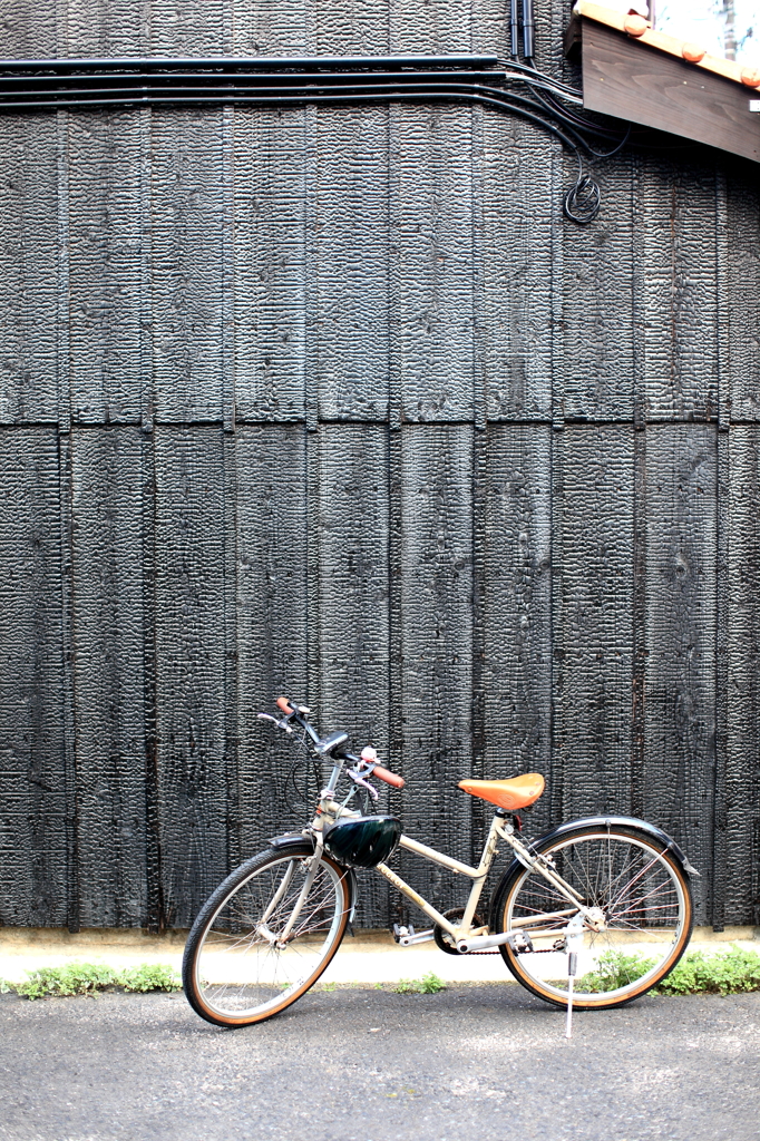焼杉と自転車