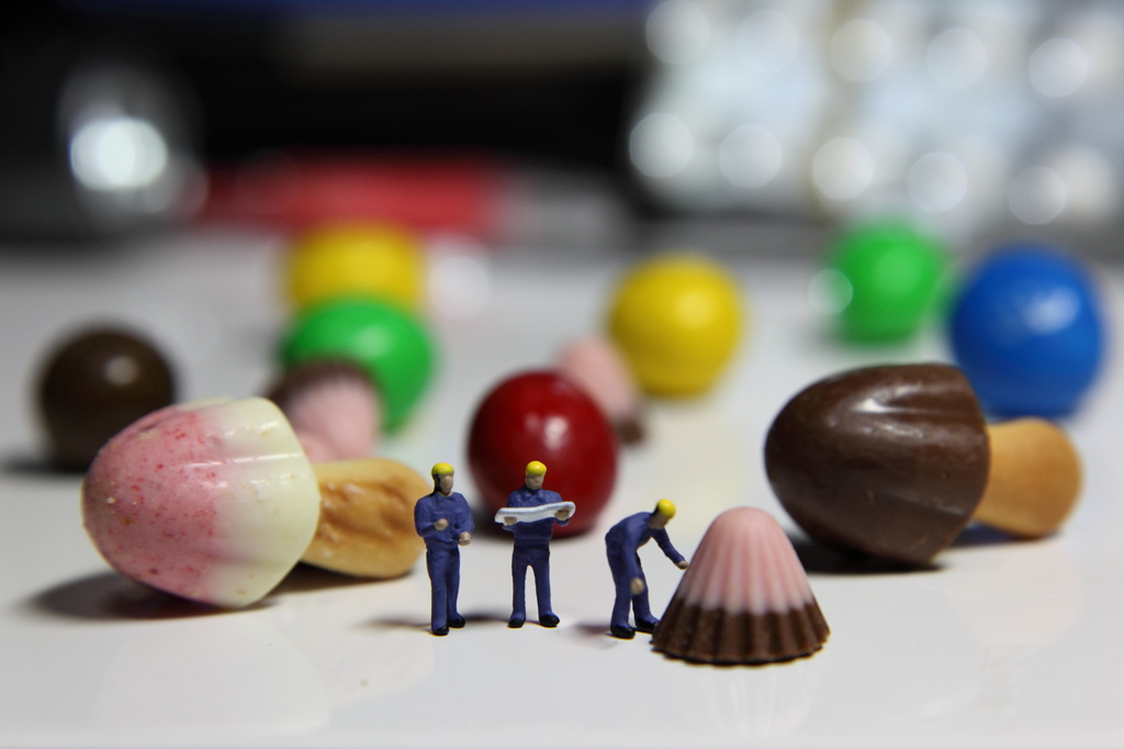 チョコレートの中で働く人