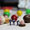チョコレートの中で働く人