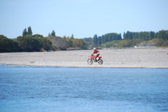 ニュージーランドの楽しみ方・川辺でバイク5