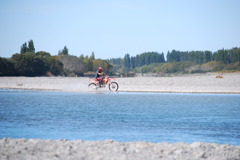 ニュージーランドの楽しみ方・川辺でバイク2