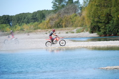 ニュージーランドの楽しみ方・川辺でバイク3