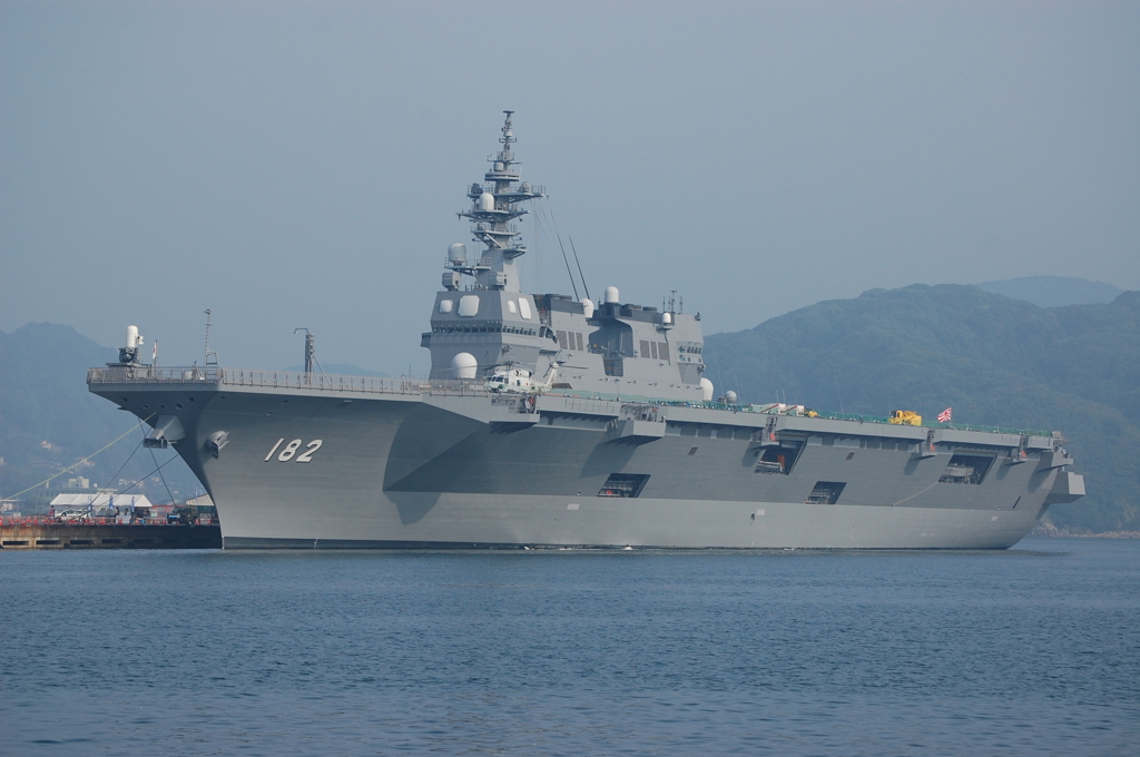 護衛艦　“いせ”