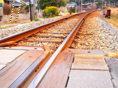 線路に沿って行くと…