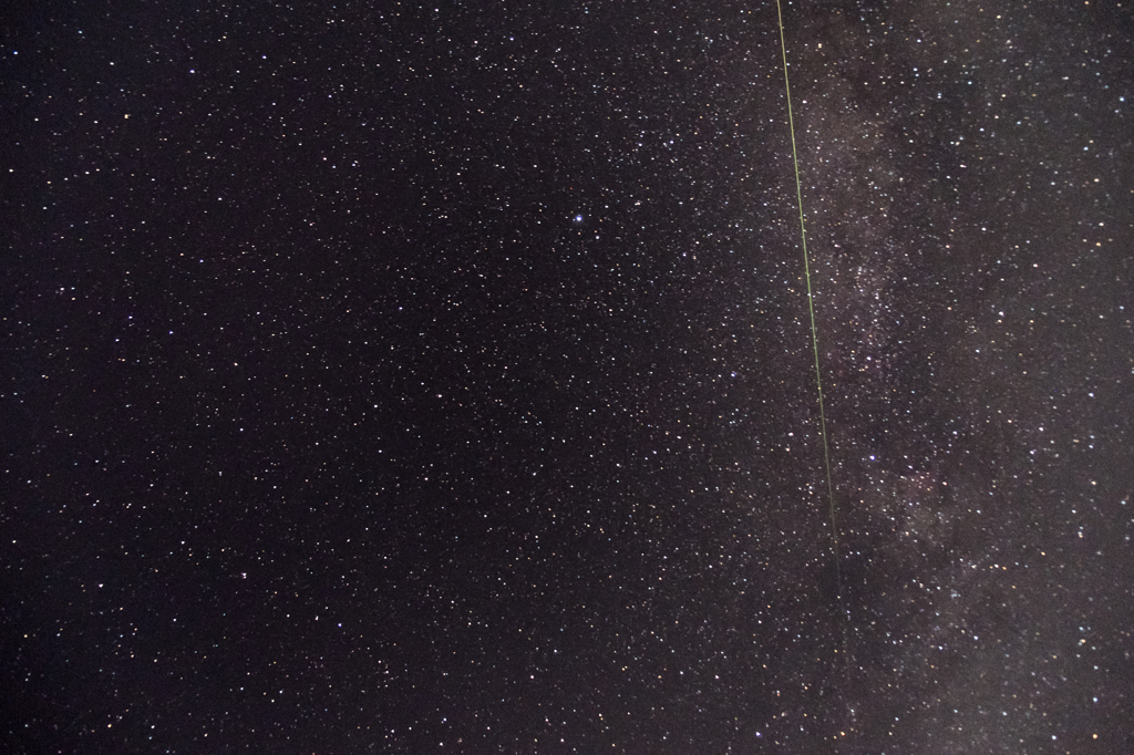 天の川を駆け登る緑の流星