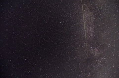 天の川を駆け登る緑の流星