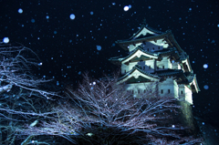 雪舞う弘前城