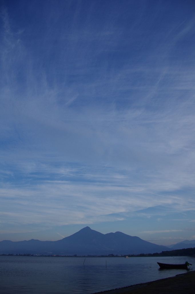 朝の湖畔