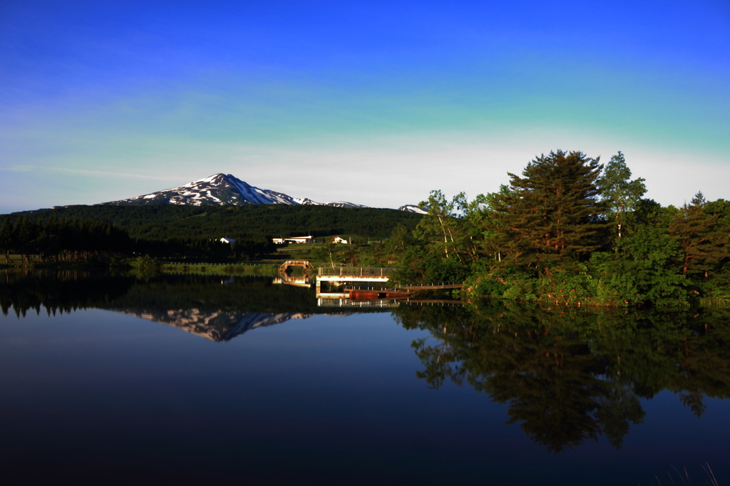 朝　山のある風景