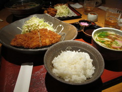 ロースカツ定食　850円也