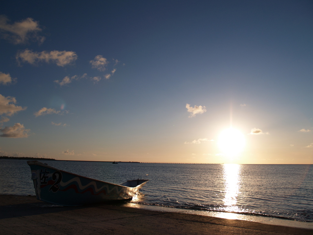 「夕日とサバニ」　2011伊良部島