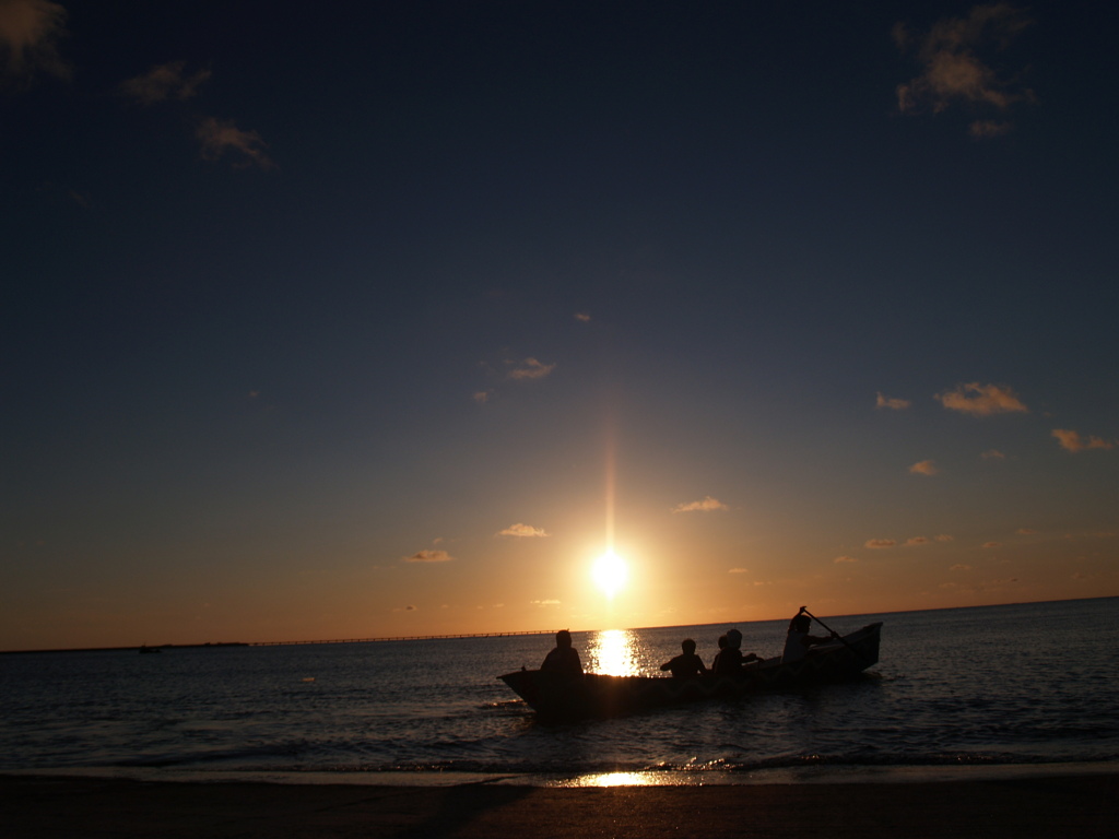 「夕日とサバニ」　2011伊良部島