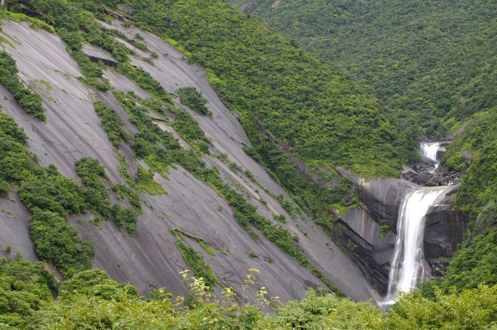 岩の山々