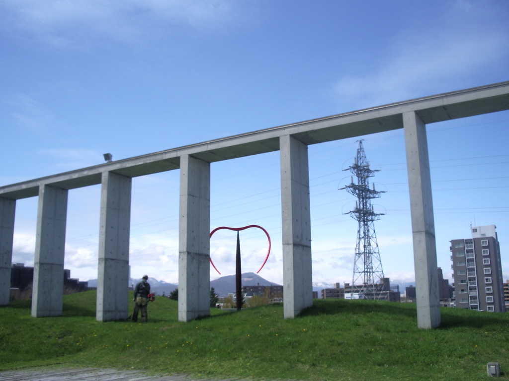 ハートに架かる橋っぽい建造物