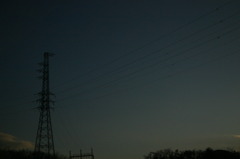 日暮れ近い鉄塔。