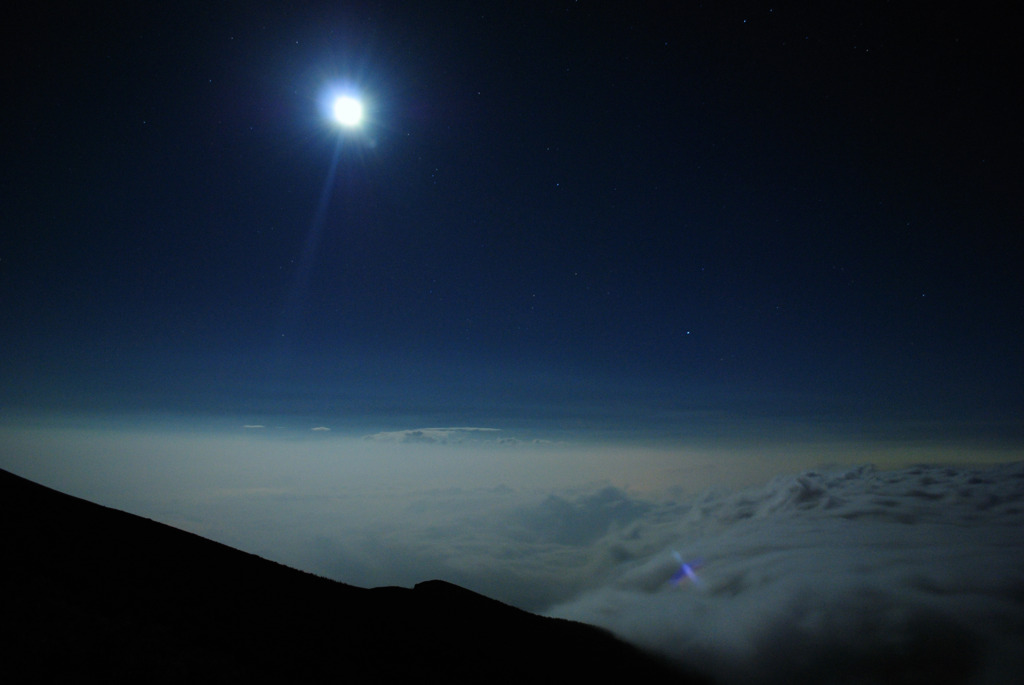月と雲海　～富士山から～