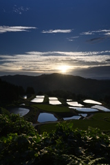 雲間からの朝日