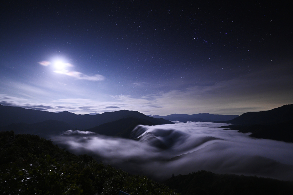月と星と滝雲の絶景