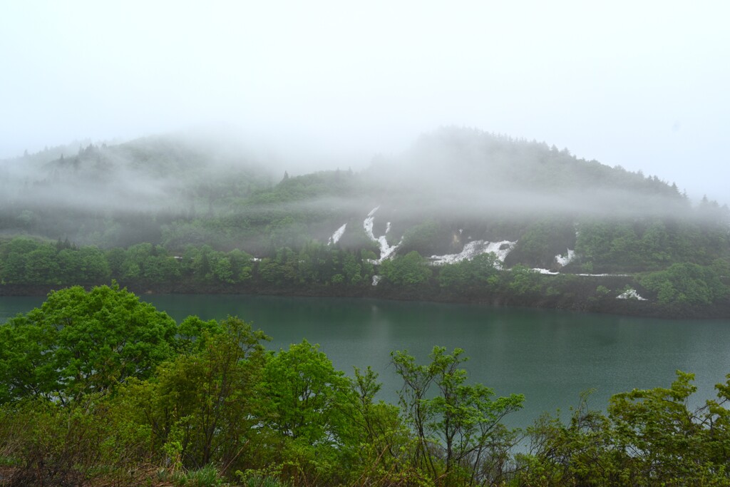 霧のダム湖