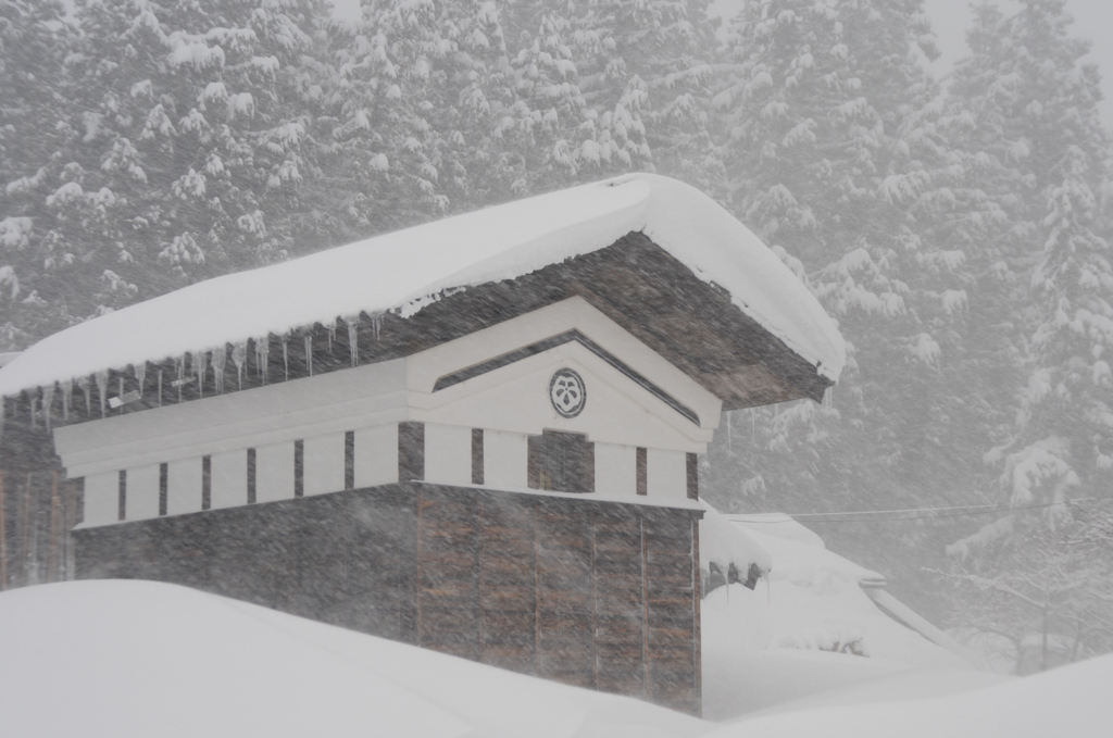 蔵と雪の風景